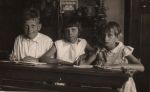 Stolk Maria Juliana 1928-1943 02 rechts met broer Cornelis en zus Juliana Maria.jpg